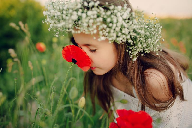 ילדה עם פרח